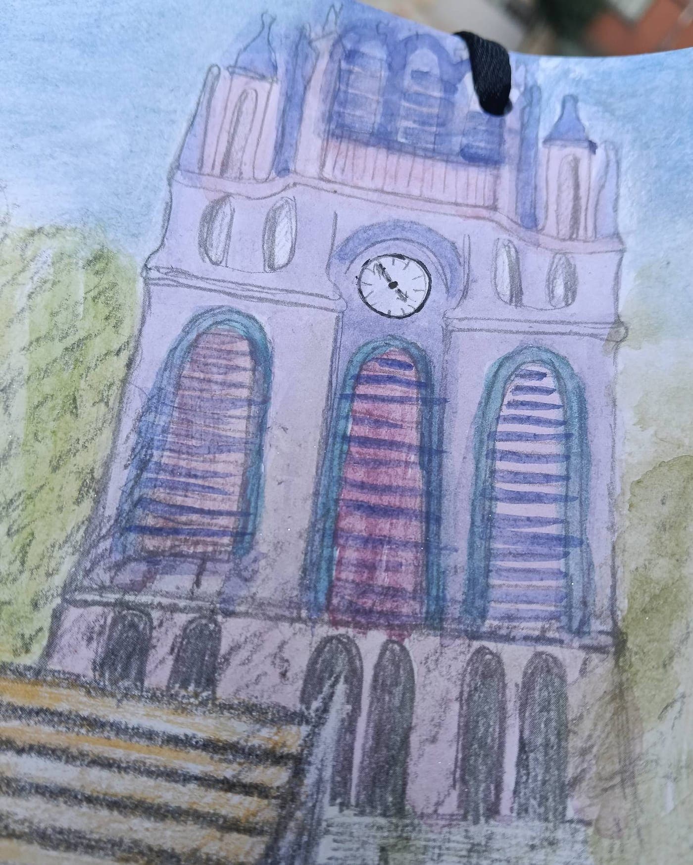 Ilustración coloreada de una fachada con reloj y escalinata