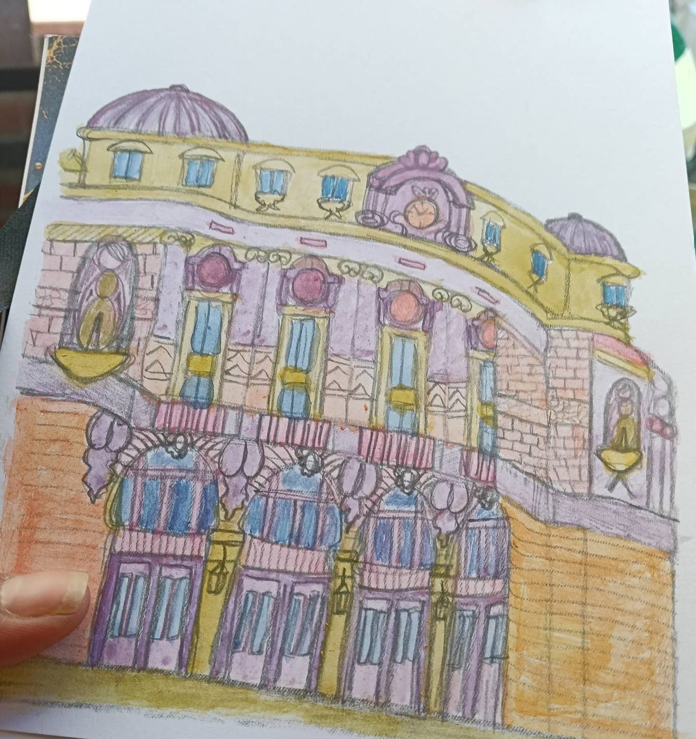 Ilustración coloreada de un edificio con cúpulas