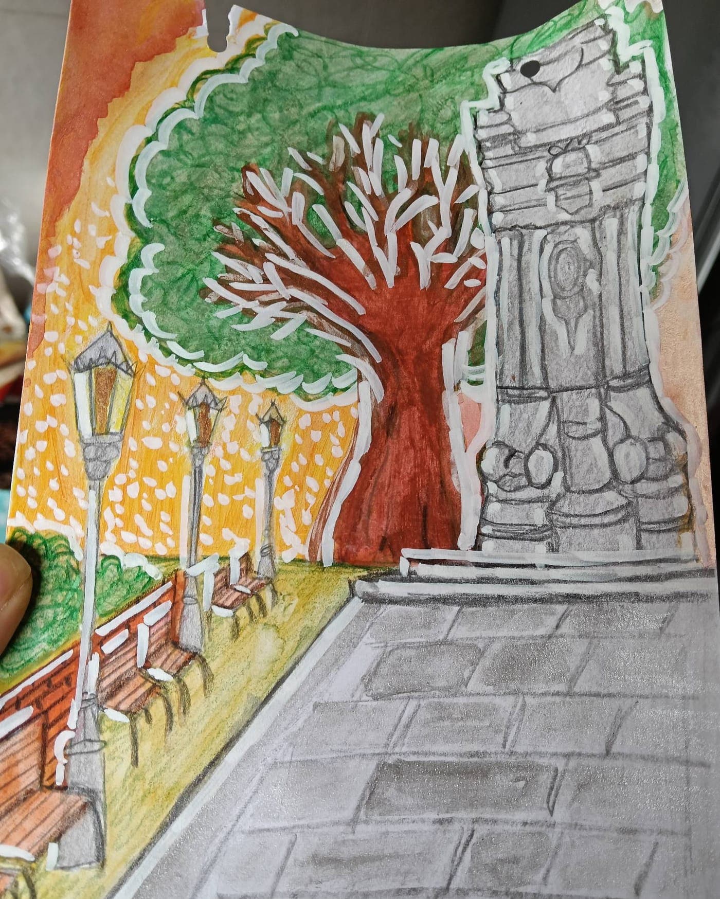 Ilustración coloreada de una plaza con un árbol y una columna